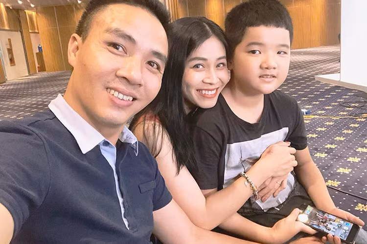Hoàng Linh cũng được lòng con trai riêng của Mạnh Hùng.