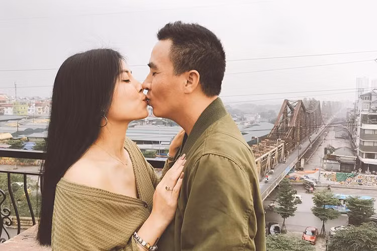 Cặp đôi không ngại công khai dành cho nhau những cử chỉ tình tứ, thường xuyên đi du lịch.