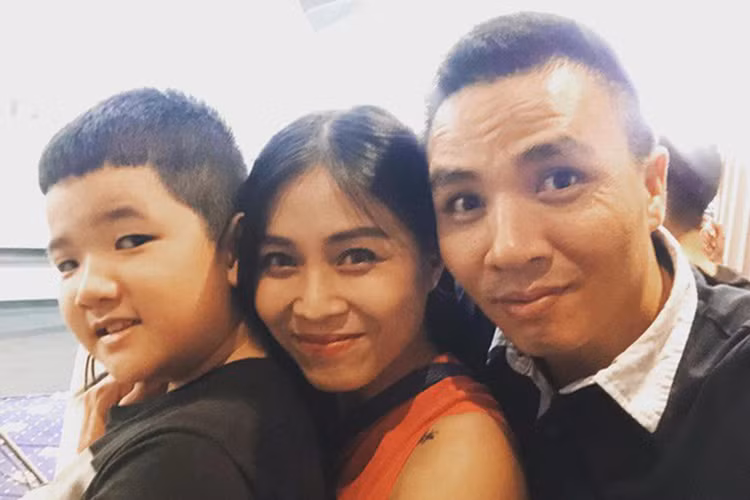 Mỗi lần gặp con riêng của Mạnh Hùng, Hoàng Linh đều tỏ rõ sự quan tâm, dành tình cảm cho cậu nhóc này.
