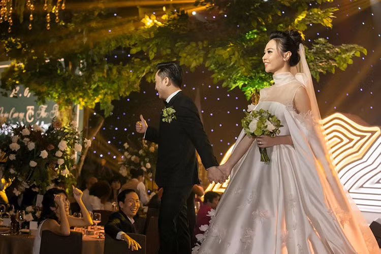 Ở phần nghi lễ, Đàm Thu Trang mặc chiếc váy cưới kín đáo.