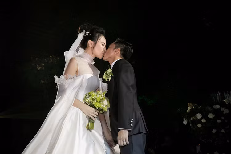 Trước sự chứng kiến của quan khách, Đàm Thu Trang và Cường Đô la trao nhau nụ hôn đầy ngọt ngào.