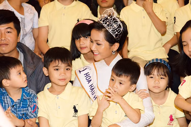 Phía đại diện của H'hen Niê chia sẻ trên Thời đại plus: "Chiếc vương miện mà H'hen Niê làm gãy là một thiết kế phiên bản. Tuy nhiên thiết kế phiên bản cũng có giá trị không nhỏ".