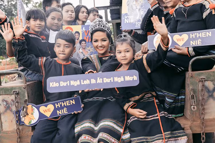 H’hen Niê sở hữu vương miện được chế tác từ 10 viên ngọc trai nước mặn nổi bật giữa 49 viên ngọc trai Akoya, trị giá 2,7 tỷ đồng.