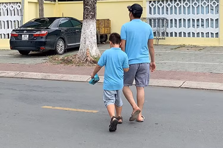 Hình ảnh Trung Kiên nắm tay con trai riêng của vợ rất quen thuộc với người hâm mộ Lê Phương.