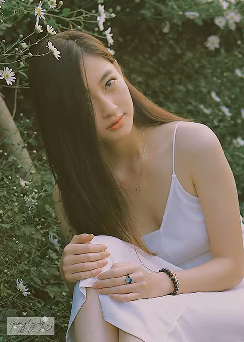 Thùy Linh xinh đẹp, duyên dáng, gợi cảm ngoài đời.