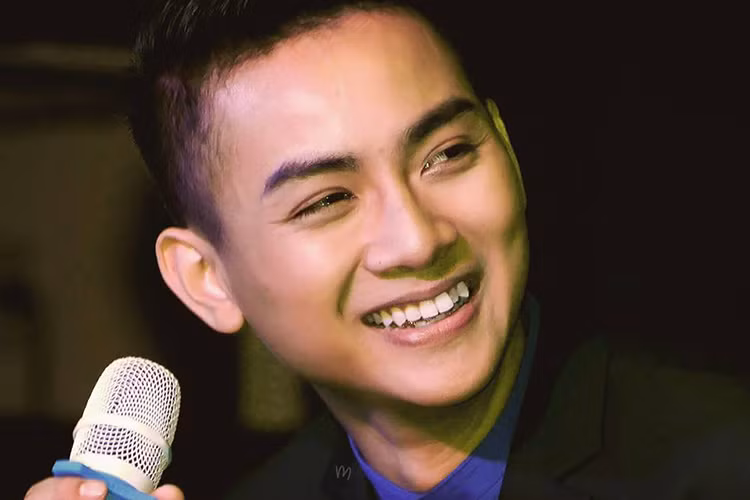 Nụ cười rạng rỡ là một trong những điểm thu hút người đối diện của Hoài Lâm.