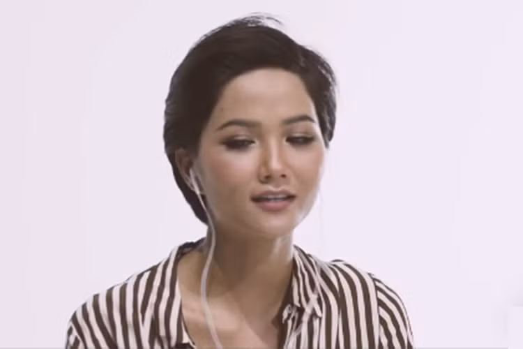 Nàng hoa hậu dân tộc Ê-Đê nhiều lần bày tỏ tình cảm dành cho nam ca sĩ gốc Thái Bình. Ảnh: Thế giới trẻ