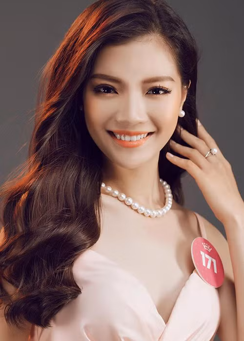 Chân dài sinh năm 1999 thi thoảng được xuất hiện trong các show diễn thời trang.
