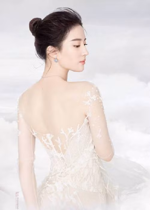 Lưu Diệc Phi gắn liền với phong cách kín đáo, nhẹ nhàng. Tuy nhiên, cô cũng nhiều lần đổi sang phong cách quyến rũ.