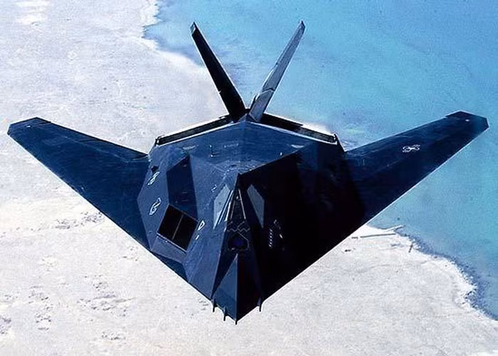 Ký hiệu “F” của F-117 được giải thích rằng những phi công lái chiếc máy bay chiến đấu có cánh đuôi hình chữ V này cảm thấy việc điều khiển nó tương đồng với loại máy bay “F” hơn là loại “B” và “A”.