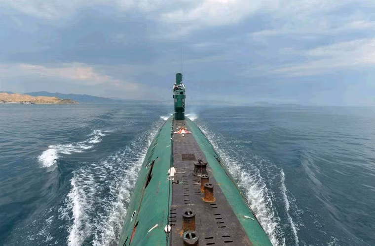 Nhìn chung, Type 033 là lớp tàu ngầm cũ kĩ, lạc hậu, trang bị khí tài hệ thống điện tử hàng hải, thông tin liên lạc, đảm bảo sự sống sót rất kém. Chính vì thế, việc Type 033 có thể là chiếc tàu ngầm mất tích kia là không có gì lạ.