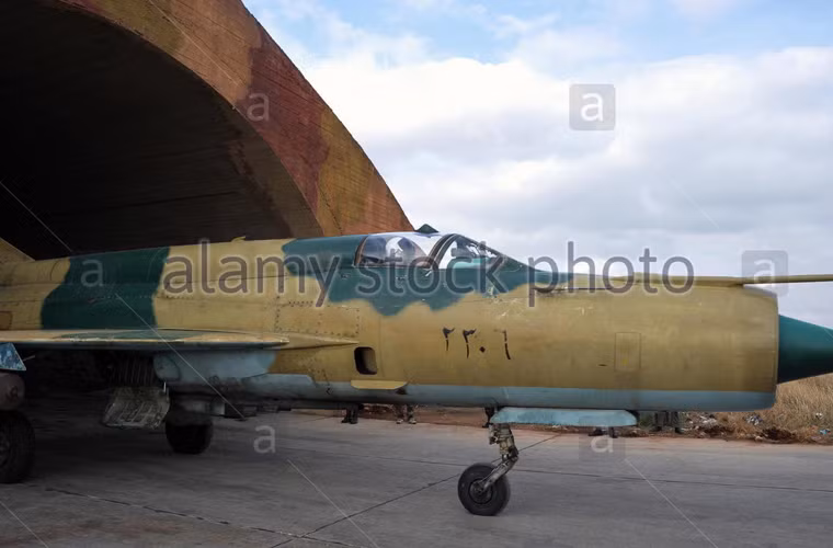 Các máy bay MiG-21 của Syria hiện đảm nhiệm chủ yếu vai trò tấn công mặt đất khá hiệu quả. Tuy nhiên, việc thiếu các hệ thống phòng vệ tiên tiến khiến MiG-21 dễ bị bắn hạ bởi pháo hay tên lửa tầm nhiệt.