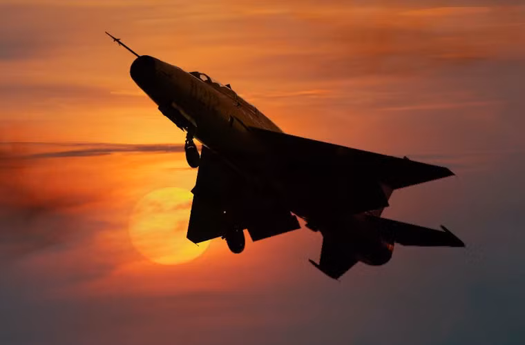 MiG-21U được phát triển trên cơ sở tiêm kích MiG-21F-13 - phiên bản sản xuất hàng loạt đầu tiên của dòng máy bay huyền thoại này. Hầu hết các quốc gia sử dụng MiG-21 đều có phiên bản loại này để huấn luyện phi công chuyển loại.