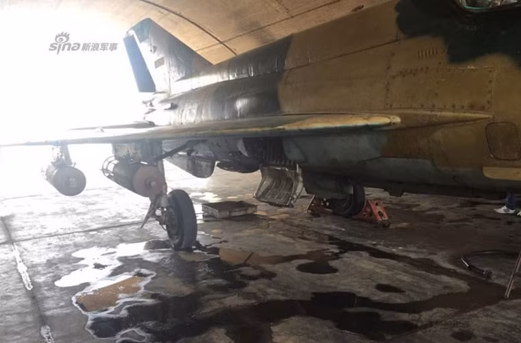 Trong chiến đấu, những chiếc MiG-21U có thể mang được 2 tên lửa đối không R-3S hoặc 2 cụm phóng rocket UB-16-57U hoặc 2 cụm phóng rocket S-24 HVAR hoặc hai bom FAB-100/250/500...