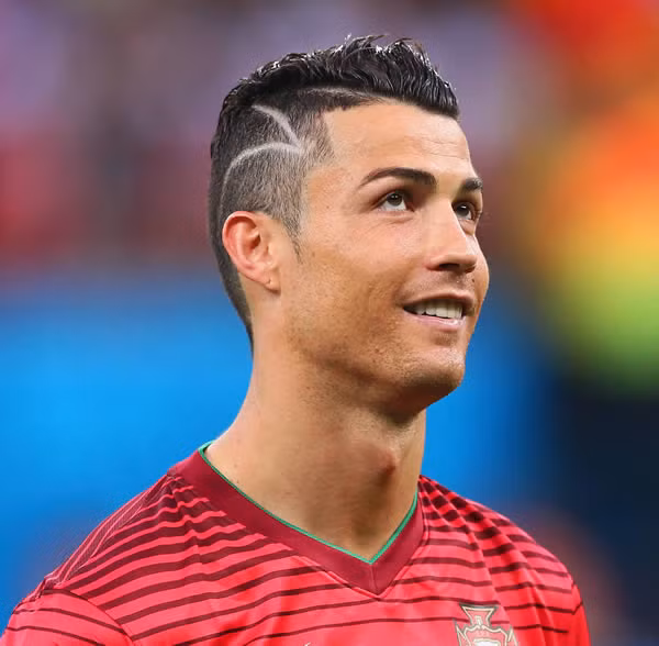 Siêu sao người Bồ Đào Nha - Cristiano Ronaldo đã tổ chức một giải thưởng xổ số với giải thưởng là một chuyến bay đến Madrid cho kỳ nghỉ ba đêm tại khách sạn bốn sao. Đặc biệt hơn, người trúng thưởng còn có cơ hội nhờ Cristiano Ronaldo cắt tóc hộ.