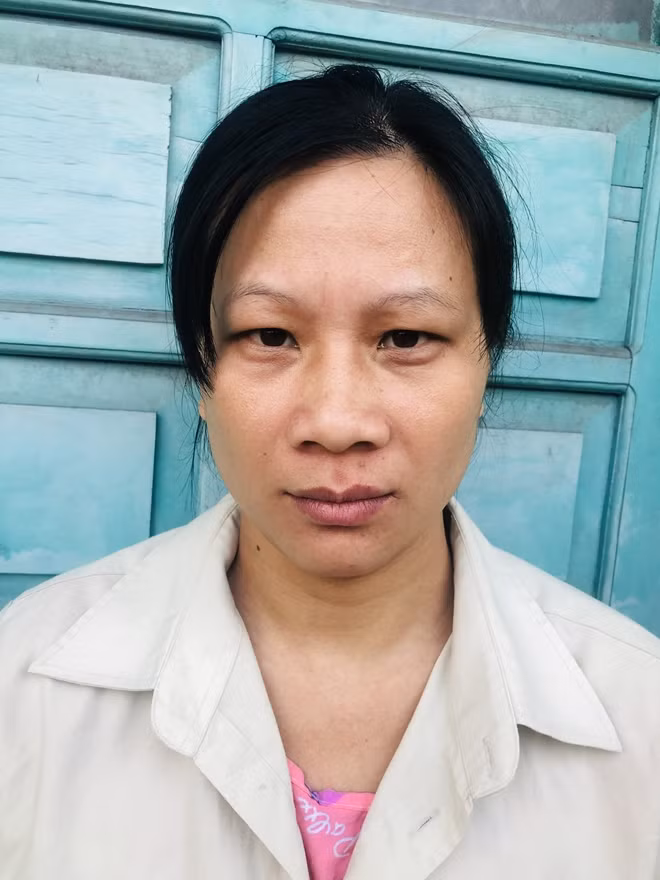 Khi cơn "say tình" lên cao, Xin thường xuyên pha thuốc ngủ cho chồng uống để được tự do đi lại với người tình. Có lần, hai người bàn nhau cắt phanh xe máy của anh T, sau đó chặn đường đánh rồi giả làm hiện trường tai nạn. Hai kẻ "mèo mả, gà đồng" sốt ruột vì mãi mà những kế hoạch hạ sát anh T. vẫn chưa thể thành công. Thủ bàn với Xin phải "hành động" ngay. Theo đó, Thủ sẽ nấp ở đoạn đường vắng, nơi anh T hay đi làm qua. Xin có nhiệm vụ ở nhà gọi điện báo cho người tình ngày, giờ anh T. đi.