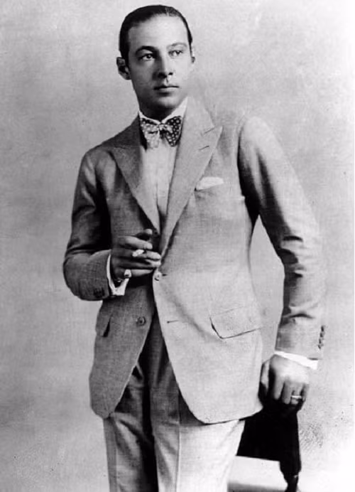 Truyền thuyết cho rằng ngôi sao phim câm Rudolph Valentino vô cùng xanh xao khi đeo chiếc nhẫn mua từ một người bán trang sức năm 1920. Cũng từ khi mua chiếc nhẫn đó, mọi phim ông tham gia vé đều ế ẩm bất thường. 6 năm sau đó, ông qua đời.