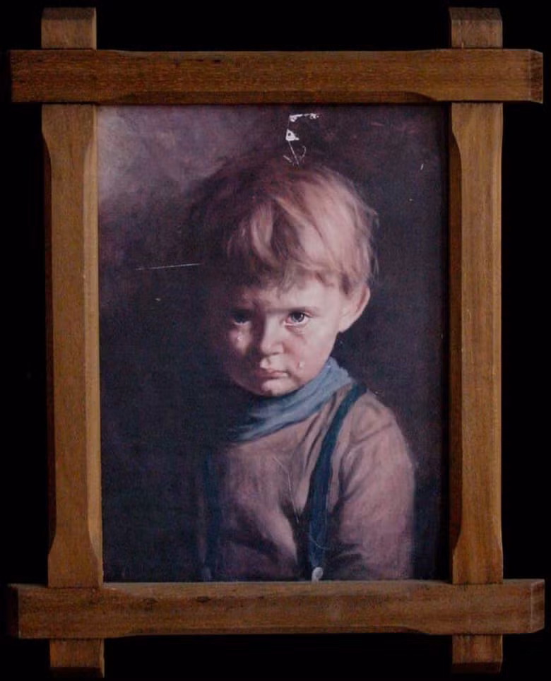 Những năm 1950, bức tranh "Crying Boy" là một sản phẩm được sao chép và treo hàng loạt ở quần đảo Anh. Đến năm 1980, bức tranh thu hút sự chú ý của truyền thông khi có thông tin cho rằng bức tranh bỗng nhiên phát hỏa. Điều đáng ngạc nhiên là trong khi mọi đồ vật bị thiêu rụi thì bức tranh lại không sao.