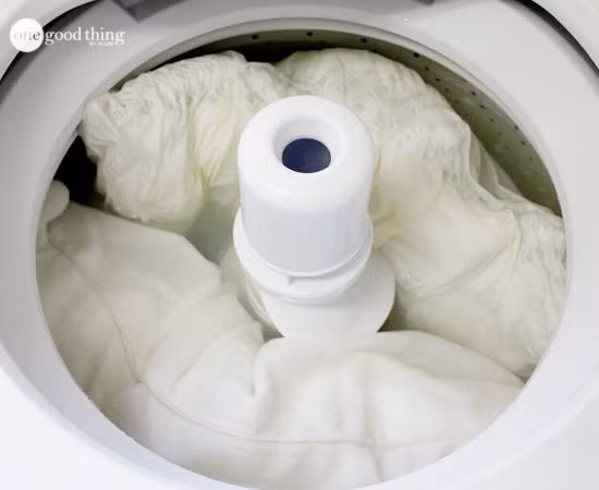 Gối của bạn sẽ trắng sáng như mới khi giặt bằng hỗn hợp sau: nước nóng, 1/2 chén thuốc tẩy, một chén bột nước rửa bát, và một chén bột giặt.