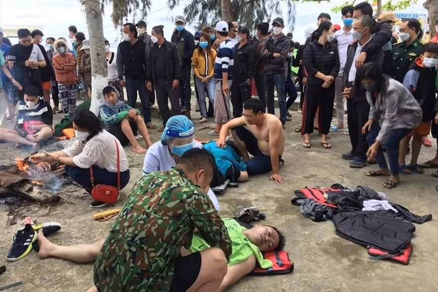 Chìm ca nô 15 người chết ở Quảng Nam: “Mất bò mới lo làm chuồng”…quá muộn Chim ca no 15 nguoi chet o Quang Nam: “Mat bo moi lo lam chuong”…qua muon