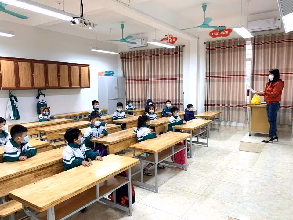 Ha Noi: Hoc sinh lop 1-6 di hoc vao 21/2… chua tiem vac xin, co an toan?