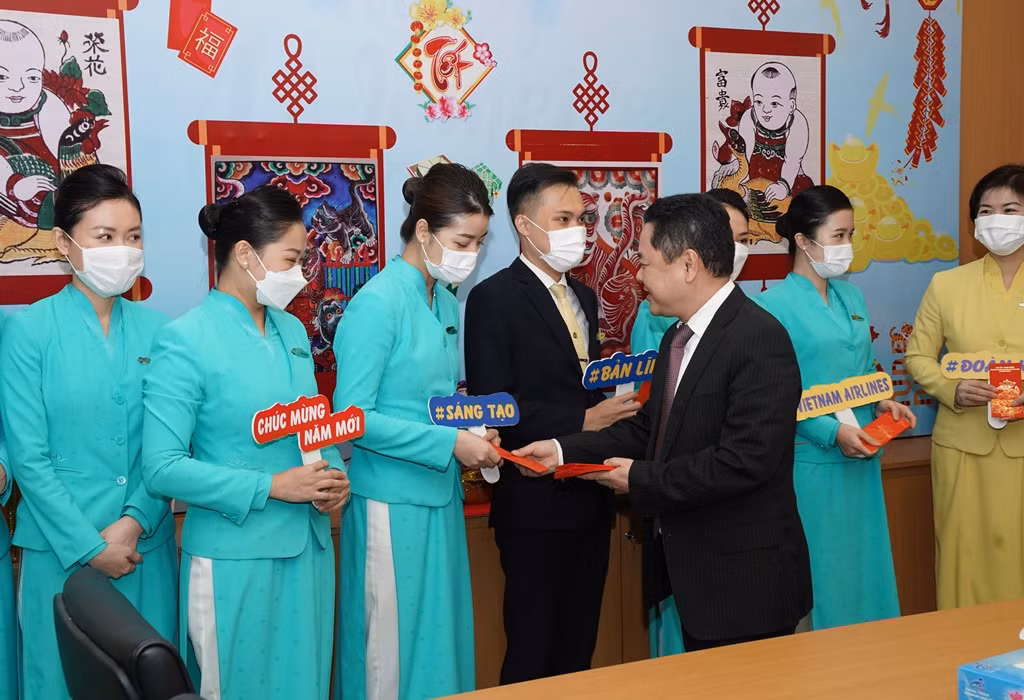 Pho Chu tich CMSC Nguyen Ngoc Canh tham, chuc Tet cac don vi tai Cang HKQT Noi Bai-Hinh-9