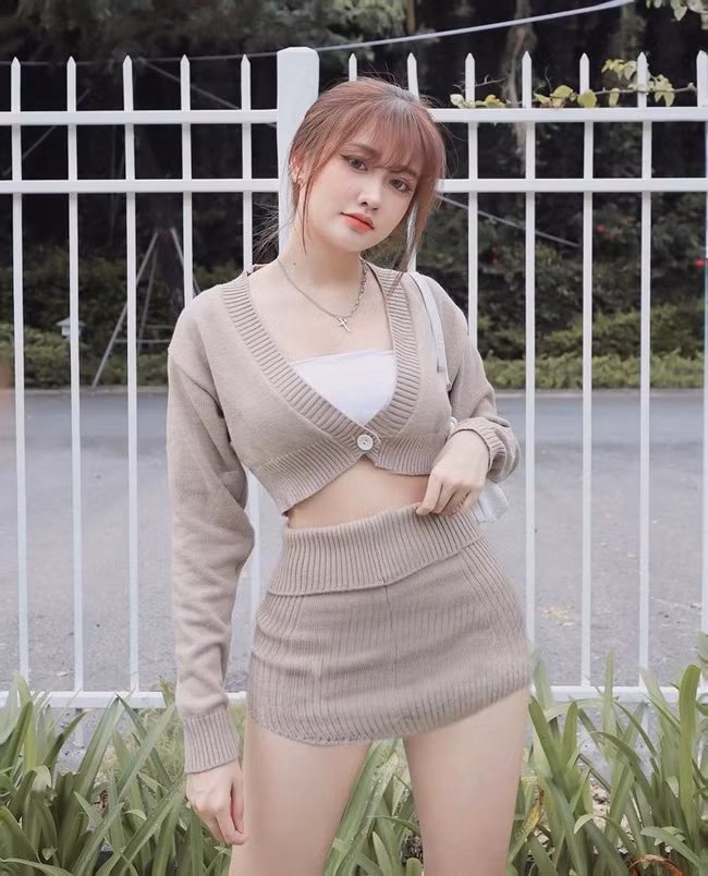 Khánh Huyền sở hữu gương mặt bầu bĩnh, đôi mắt to tròn và nụ cười ngọt ngào.