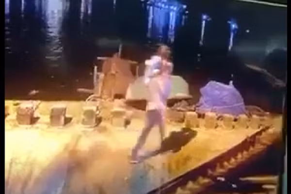Nghi mau thuan vo, bo nem con gai 5 tuoi xuong song Truong Giang
