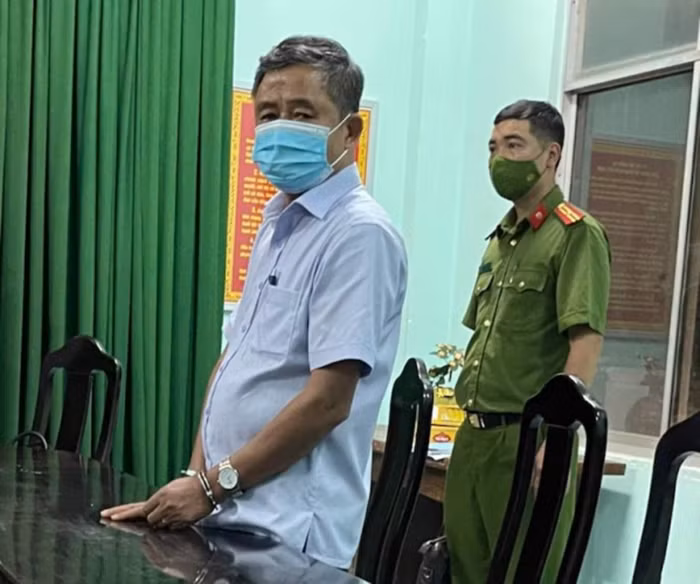 Cả 5 bị can có vi phạm xảy ra tại Dự án Khu thương mại dịch vụ và dân cư Tân Việt Phát 2, thuộc quỹ đất hai bên đường 706B (nay là đường Võ Nguyên Giáp, Nguyễn Thông) phường Phú Hài, TP Phan Thiết, tỉnh Bình Thuận. 5 bị can trên đều liên quan đến việc giao hơn 92.000 m2 đất của 3 lô đất ở khu vực trên vào năm 2017 nhưng lại áp giá đất năm 2013, gây thiệt hại cho ngân sách Nhà nước hơn 70 tỷ đồng.