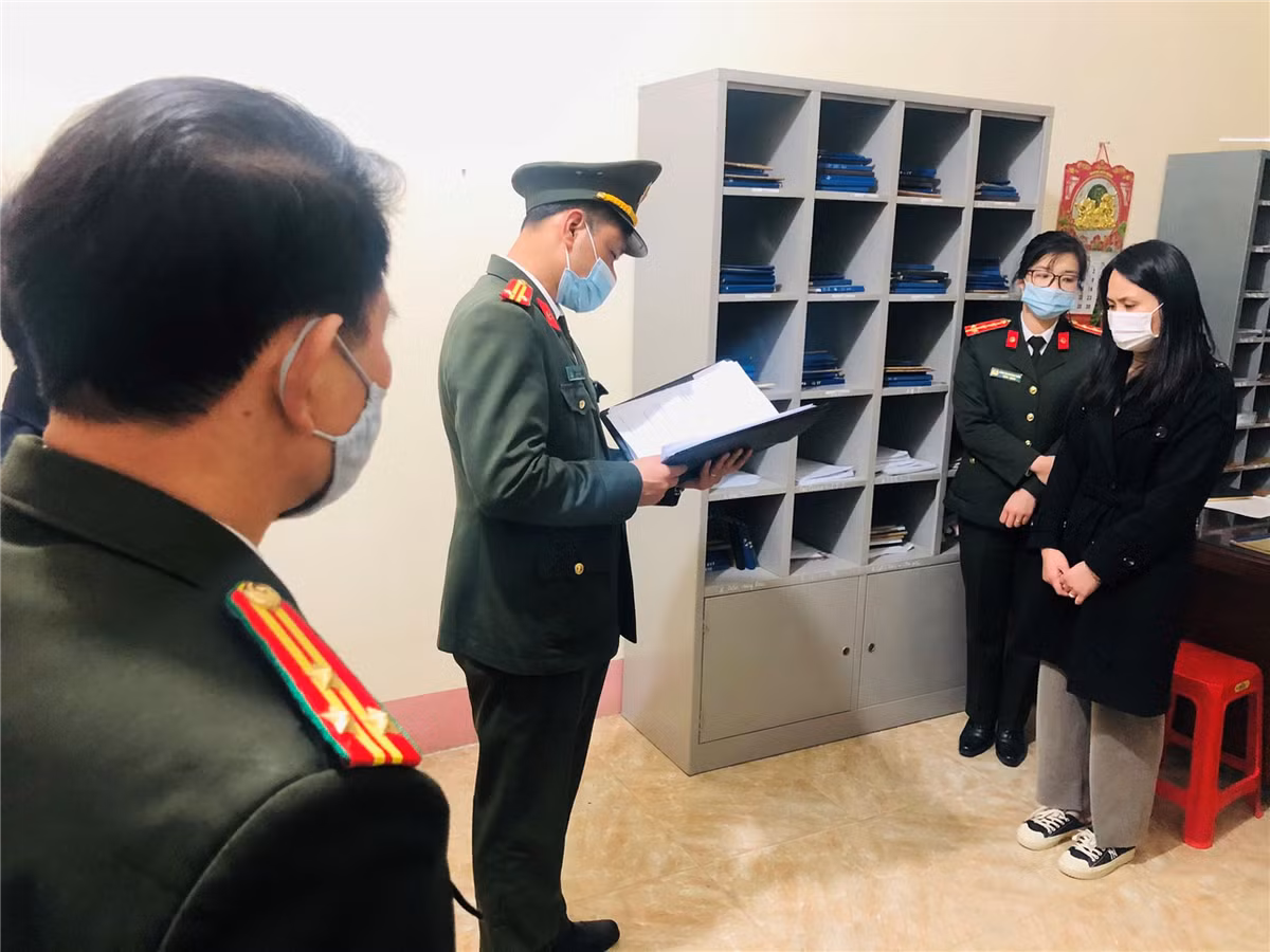  Khởi tố 8 bị can vụ mua bán đề thi công chức ở Lạng Sơn: Đầu tháng 1/2022, Cơ quan ANĐT Công an tỉnh Lạng Sơn đã khởi tố 8 bị can, gồm: Đinh Thị Giang; Nông Thị Hòa; Hoàng Thanh Thảo; Hoàng Trung Mạnh, cùng là công chức Phòng Công chức, viên chức Sở Nội Vụ tỉnh Lạng Sơn; Phạm Thị Hường; Liễu Minh Tuấn và Hoàng Thùy Hương, cùng là công chức Sở Lao động, Thương binh và Xã hội tỉnh Lạng Sơn; Chúc Ngọc Huyền, công chức Phòng Nội vụ thành phố Lạng Sơn về tội "Mua bán tài liệu bí mật Nhà nước". 