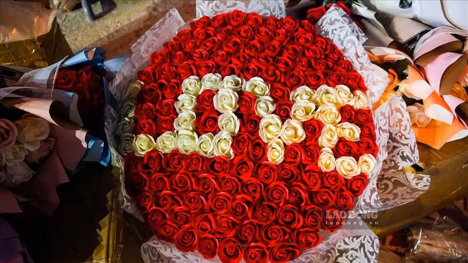 Bó hoa hồng sáp hình chữ “LOVE” được định giá 2 triệu đồng.