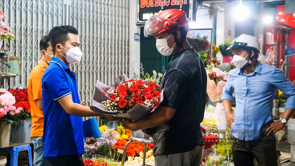 Những bó hoa được người chồng, bạn trai,… tỉ mỉ mua để dành tặng người thương của mình.
