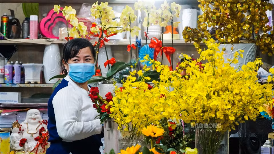Chị Võ Thị Mỹ Trang – Chủ cửa hàng hoa trên đường 30-4 cho biết, ngày lễ tình nhân năm nay chị nhập với số lượng hoa gấp 3 lần so với ngày thường, chủ yếu nhập hoa hồng Đà Lạt là nhiều.