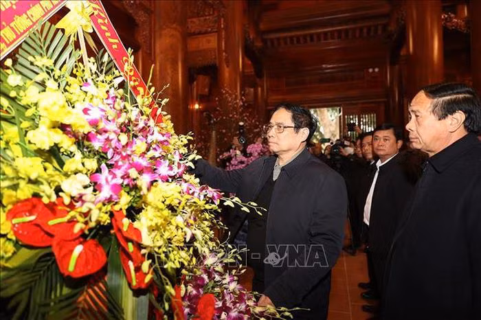 Thủ tướng dâng hương tưởng niệm Chủ tịch Hồ Chí Minh tại Khu Di tích Kim Liên Thu tuong dang huong tuong niem Chu tich Ho Chi Minh tai Khu Di tich Kim Lien