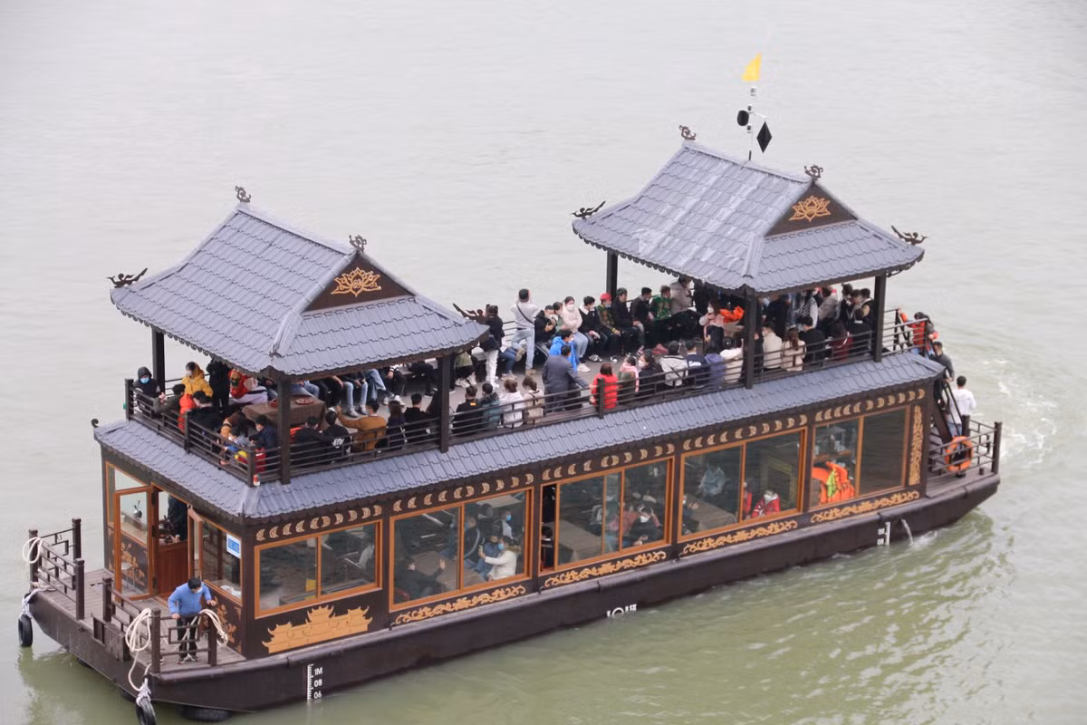Du khách đi chiều vào bằng thuyền, chiều ra bằng xe điện.