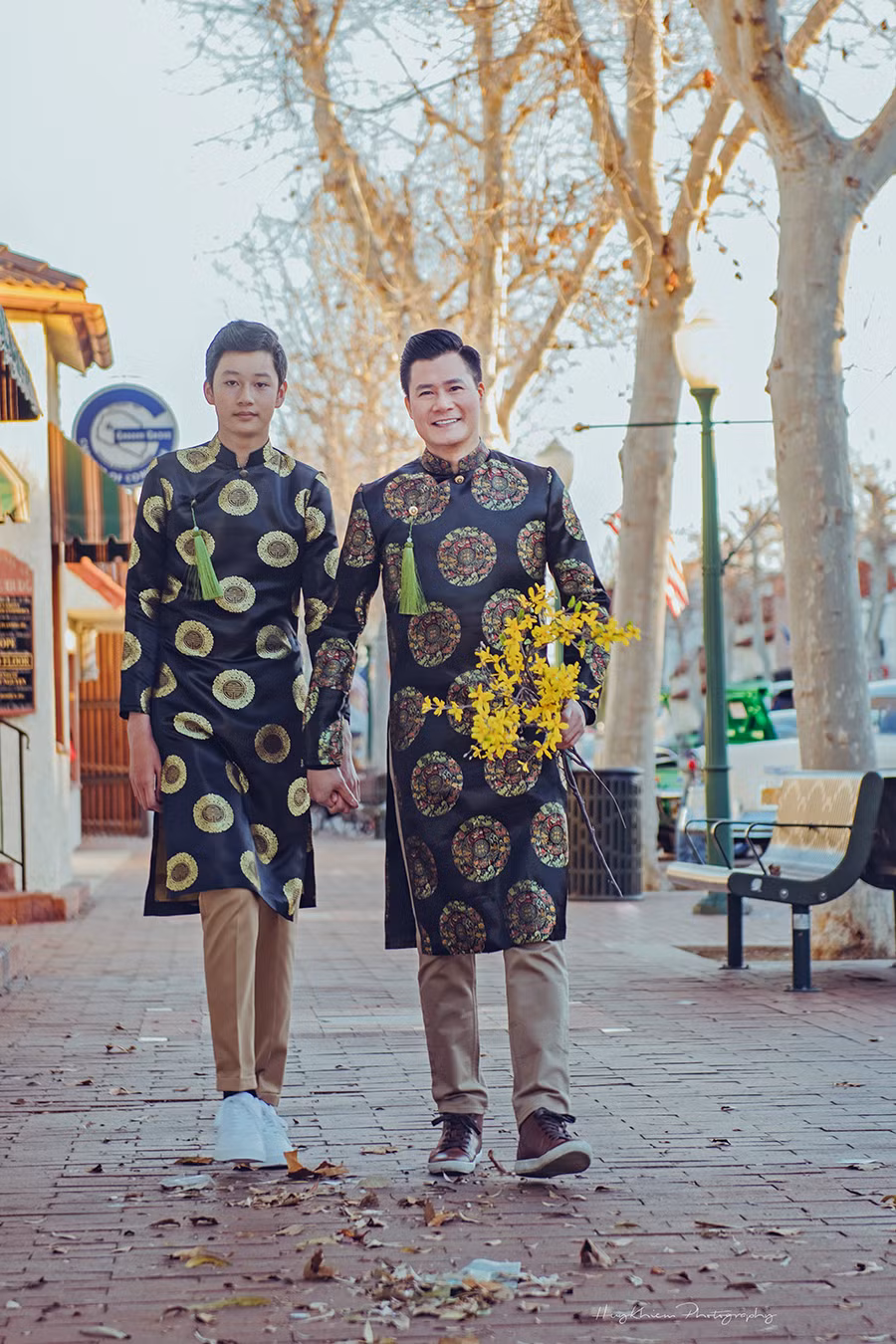 Hai bố con ca sĩ cùng nhau đi may áo dài, diện trang phục truyền thống dạo phố ở Mỹ. Sau hai năm xa cách vì dịch COVID-19, Quang Dũng muốn dành thật nhiều thời gian bên con. 