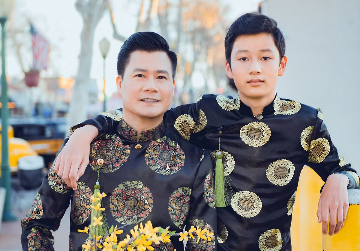 Con trai Quang Dũng cao vượt bố trong bộ ảnh diện áo dài chào Xuân Con trai Quang Dung cao vuot bo trong bo anh dien ao dai chao Xuan