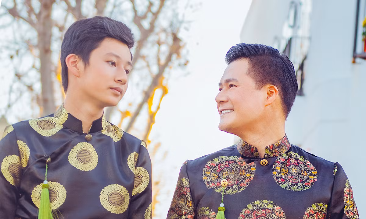 Con trai Quang Dũng cao vượt bố trong bộ ảnh diện áo dài chào Xuân - Hình 2 Con trai Quang Dung cao vuot bo trong bo anh dien ao dai chao Xuan-Hinh-2