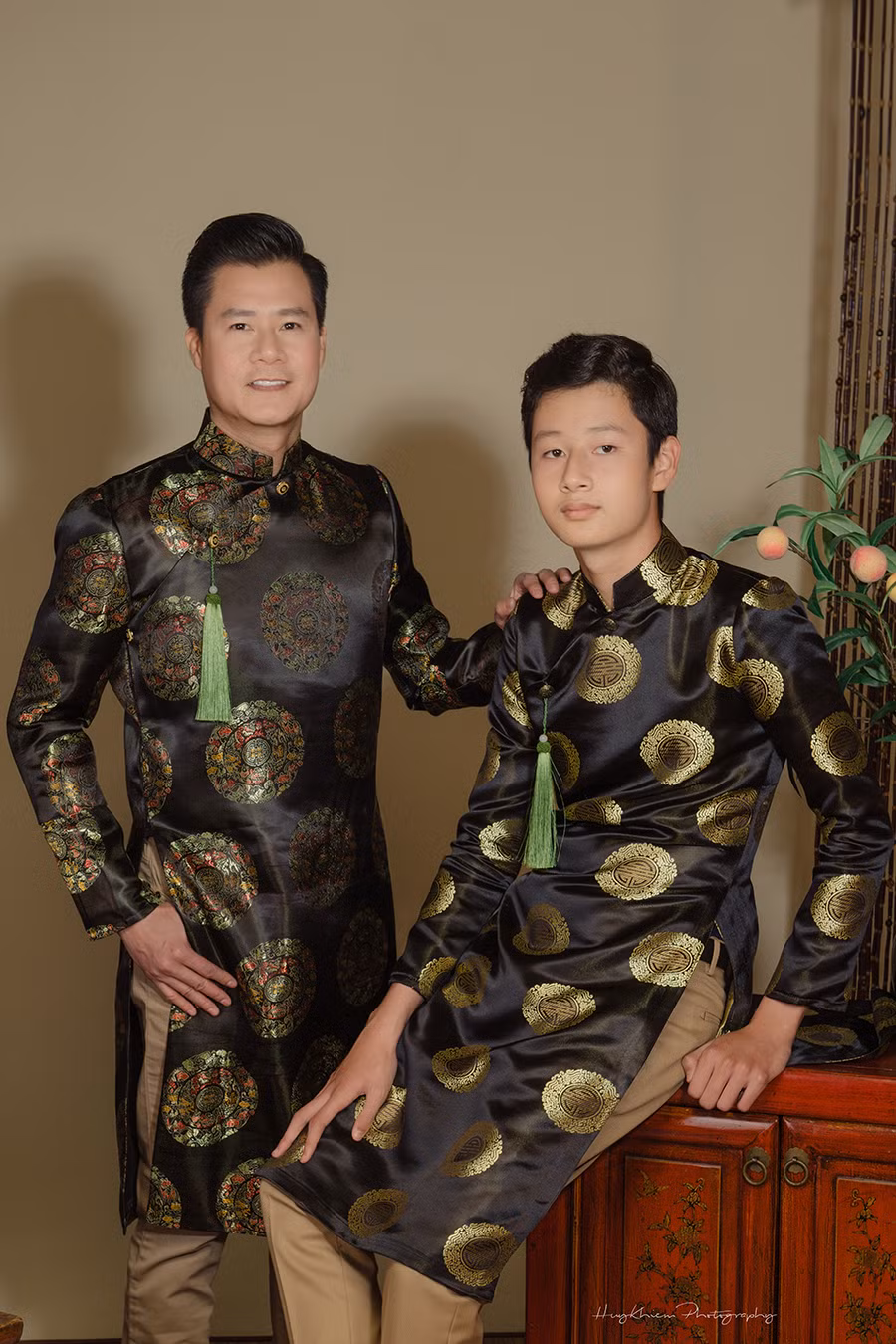 Hai cha con nam ca sĩ diện áo dài truyền thống cùng nhau chụp hình đón tết.