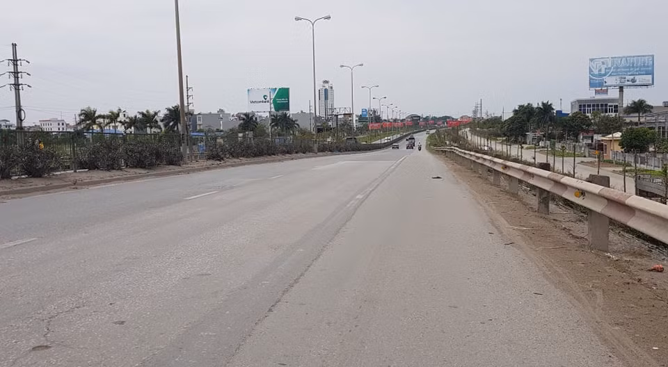 Quốc lộ 5 trong cảnh yên bình hiếm hoi.