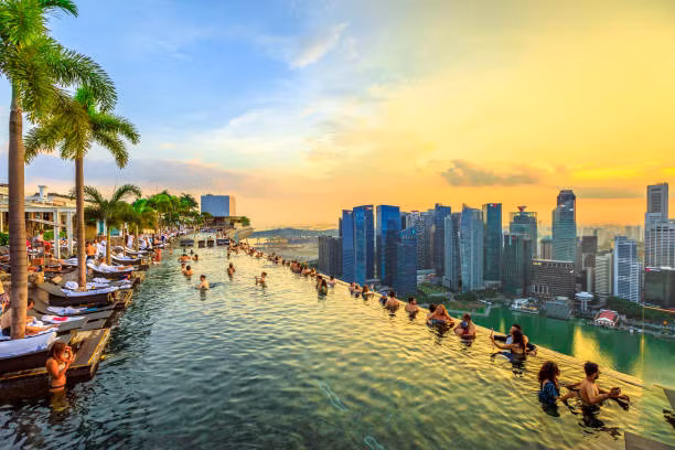1. Marina Bay Sands, Singapore: Nằm trên tầng thượng của khu phức hợp Marina Bay Sands, bể bơi vô cực tại đây có chiều dài 150 mét, mang đến tầm nhìn toàn cảnh thành phố Singapore. Đắm mình trong làn nước mát lạnh, du khách có cảm giác như bơi giữa những đám mây, ngắm nhìn cảnh đẹp ngoạn mục của đường chân trời. (Ảnh: iStock)