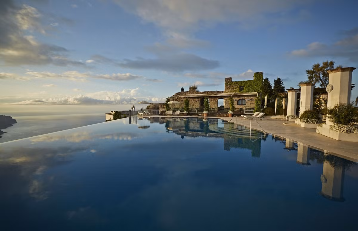 3. Belmond Hotel Caruso, Italy: Nằm trên đỉnh đồi Amalfi, bể bơi vô cực tại Belmond Hotel Caruso mang đến khung cảnh thơ mộng của biển Tyrrhenian và những ngôi làng ven biển. Với kiến trúc cổ điển và sự sang trọng tinh tế, đây là nơi lý tưởng để tận hưởng những khoảnh khắc lãng mạn. (Ảnh: ELLE Decor)