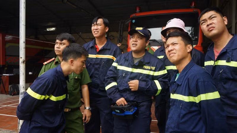 Công an TP Đà Nẵng đã tổ chức tập huấn, hướng dẫn quy trình, thao tác sử dụng, bảo quản và bảo dưỡng robot chữa cháy cho cán bộ, chiến sĩ của đơn vị. (Ảnh: Báo Công an TP Đà Nẵng)