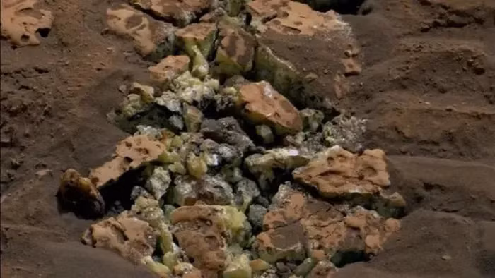 Tàu thám hiểm Curiosity của NASA đã vô tình phát hiện ra các tinh thể lưu huỳnh nguyên chất màu vàng trên sao Hỏa khi nghiền nát một tảng đá tại Gediz Vallis, gần Núi Sharp. (Ảnh: NASA/JPL-Caltech/MSSS)