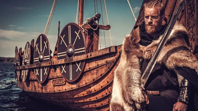 Người Viking, những chiến binh biển cả đến từ bán đảo Scandinavia (bao gồm Đan Mạch, Na Uy và Thụy Điển ngày nay), đã để lại dấu ấn sâu đậm trong lịch sử châu Âu từ cuối thế kỷ 8 đến cuối thế kỷ 11. Họ không chỉ là những kẻ cướp biển khét tiếng mà còn là những nhà thám hiểm, thương nhân và nông dân tài ba. (Ảnh: Britannica)