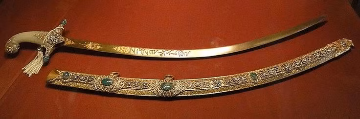 7. Shamshir-e Zomorrodnegar: Shamshir-e Zomorrodnegar là thanh kiếm trong thần thoại Ba Tư, thuộc về vua Solomon. Theo truyền thuyết, thanh kiếm này có khả năng tiêu diệt mọi loại quái vật và mang lại sự bảo vệ tuyệt đối cho người sở hữu. Nó được miêu tả là được khảm ngọc lục bảo và có sức mạnh thần thánh. (Ảnh: Pinterest)