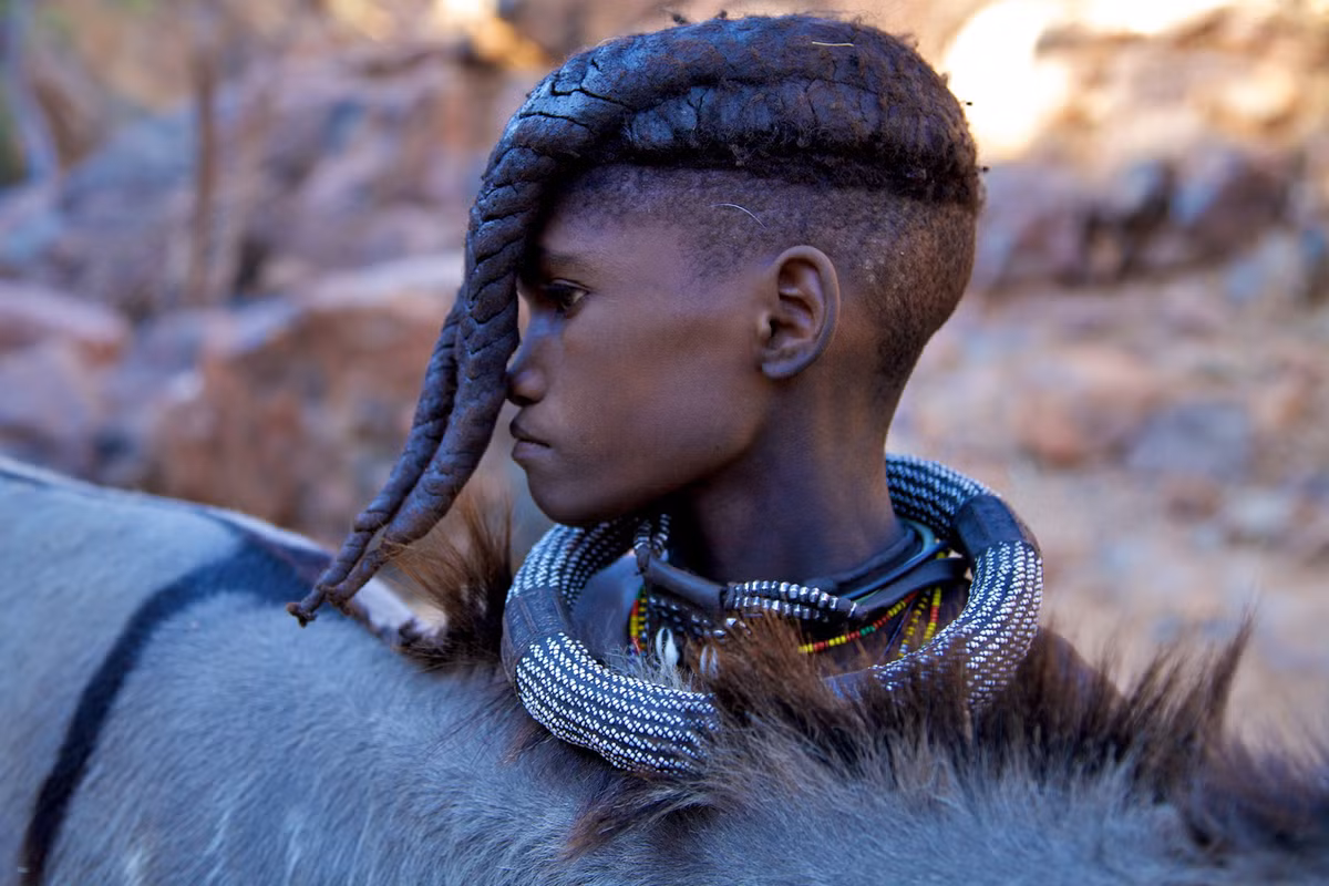 Bộ lạc Himba có phong tục đặc biệt trong việc bắt cóc cô dâu. Người đàn ông cùng gia đình tham gia vào việc này. Các cô gái thường được mẹ tặng cho chiếc khăn da bò, và việc này đánh dấu sự chuẩn bị cho hôn lễ.