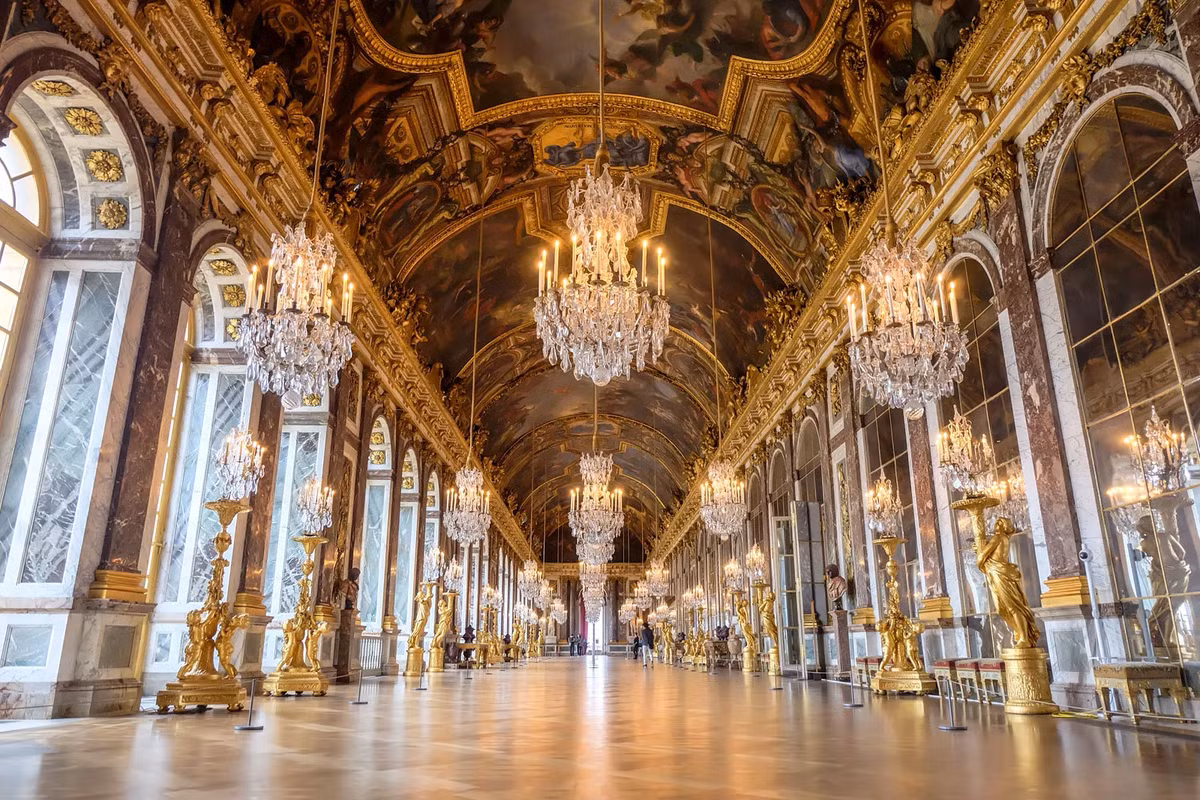 2. Cung điện Versailles ở Pháp: Nơi ở của các đời vua Pháp, rộng 67.000m², là biểu tượng quyền lực của các triều đại phong kiến Pháp và hiện lưu giữ khoảng 5.000 món đồ nội thất cổ và 6.000 bức tranh vô giá. (Ảnh: Britannica)