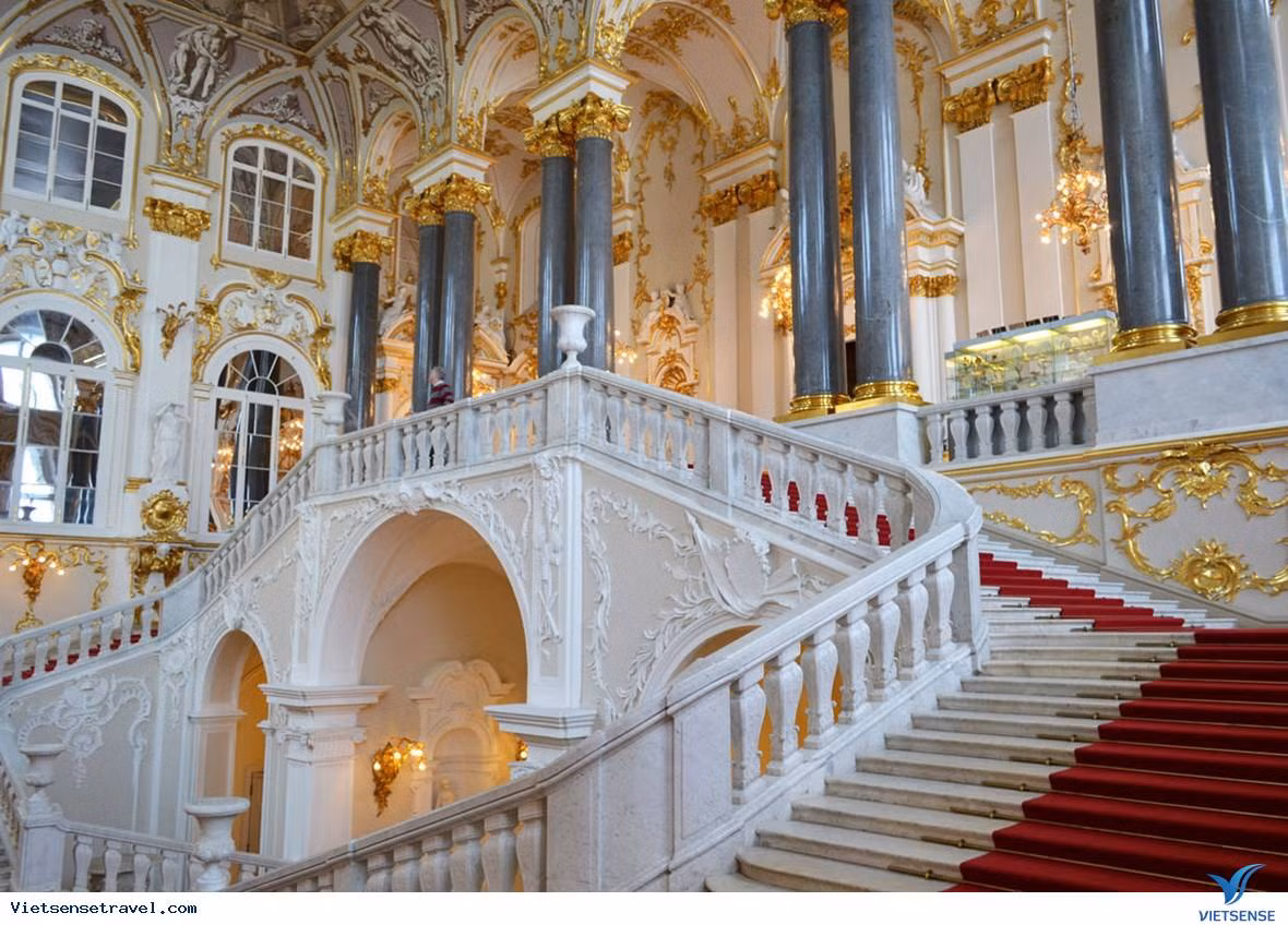 8. Cung điện Mùa Đông ở St. Petersburg, Nga: Rộng 90.000m², từng là nơi ở chính thức của các hoàng đế Nga từ năm 1732 đến 1917. (Ảnh: VietSense Travel)