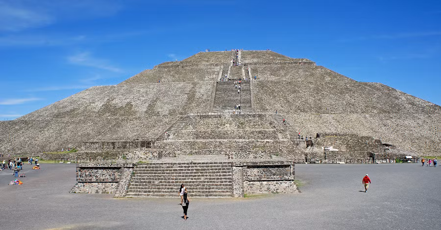 3. Kim tự tháp Mặt trời, Mexico: Là kim tự tháp lớn thứ ba trên thế giới, nằm tại thành phố cổ Teotihuacan. Được cho là cánh cửa vào thế giới tâm linh của người Trung Mỹ cổ đại.